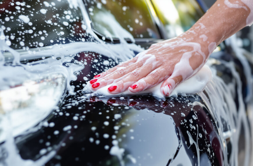 découvrez comment choisir entre un shampoing carrosserie avec ou sans cire pour un lavage manuel efficace et protéger la peinture de votre véhicule.