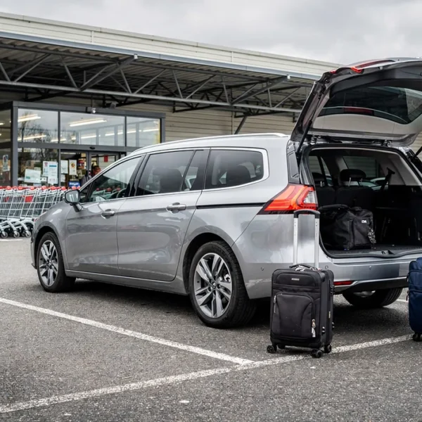 Location voiture 7 places Super U avec véhicule familial et bagages