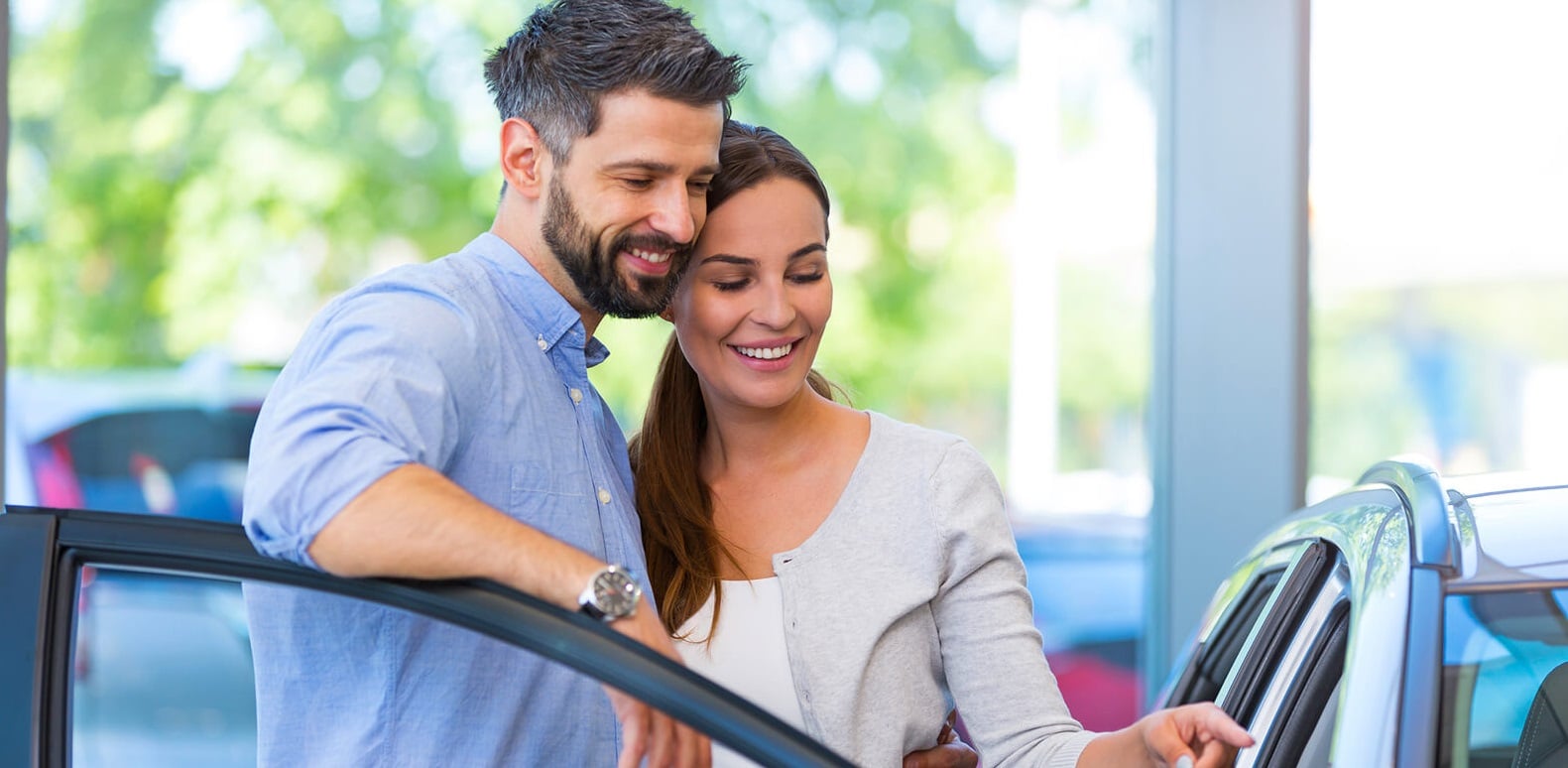 Un couple achète une voiture