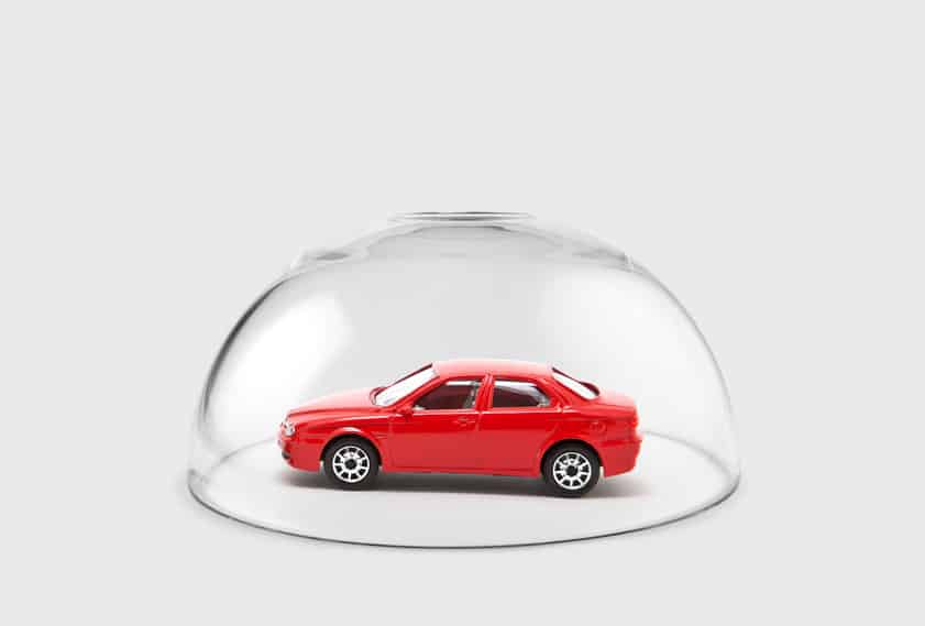 voiture rouge protégée par un dome en verre