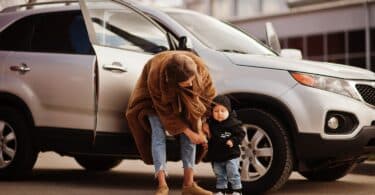 femme et son fils devant un SUV