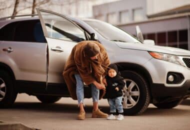 femme et son fils devant un SUV