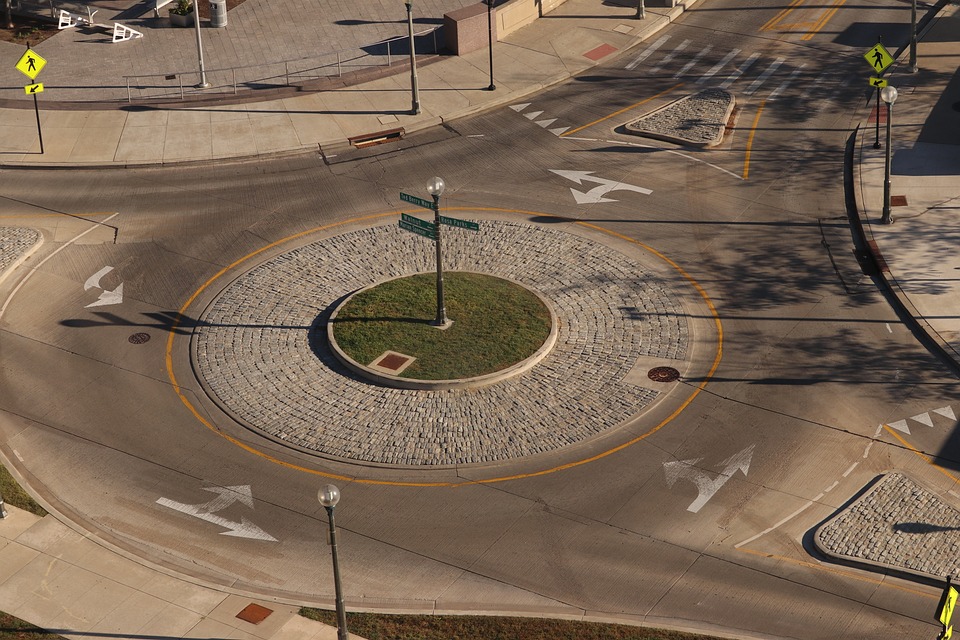 Comment bien prendre un rond-point en voiture ?