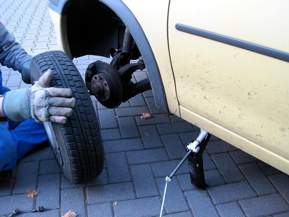 Comment réparer un pneu de voiture avec un kit de réparation ?