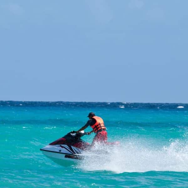 Découverte du jet-ski électrique Tesla : innovation et performance sur l’eau