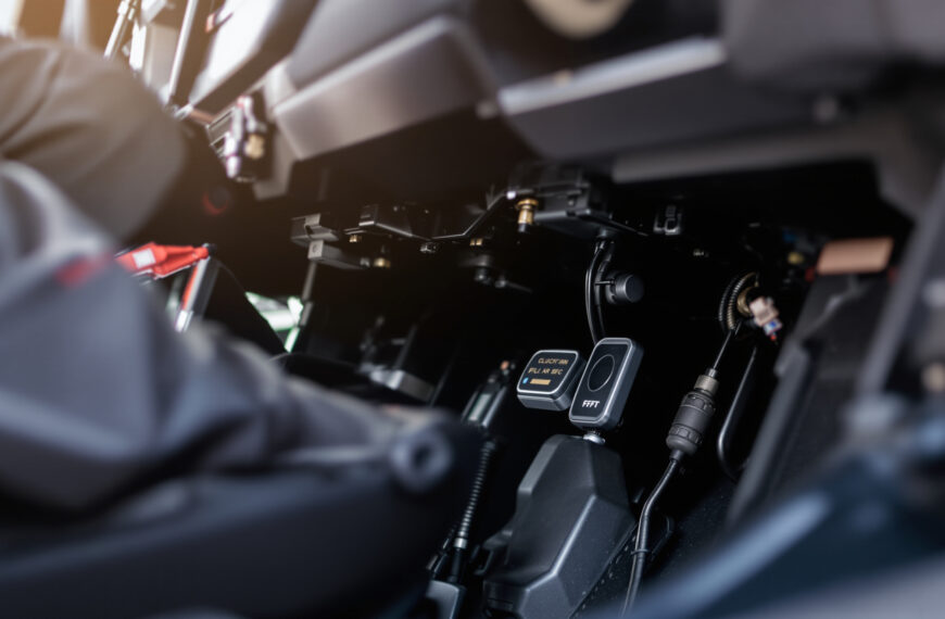 découvrez comment diagnostiquer une pédale d'embrayage molle ou bloquée et les solutions possibles : purge hydraulique ou remplacement des pièces défectueuses.